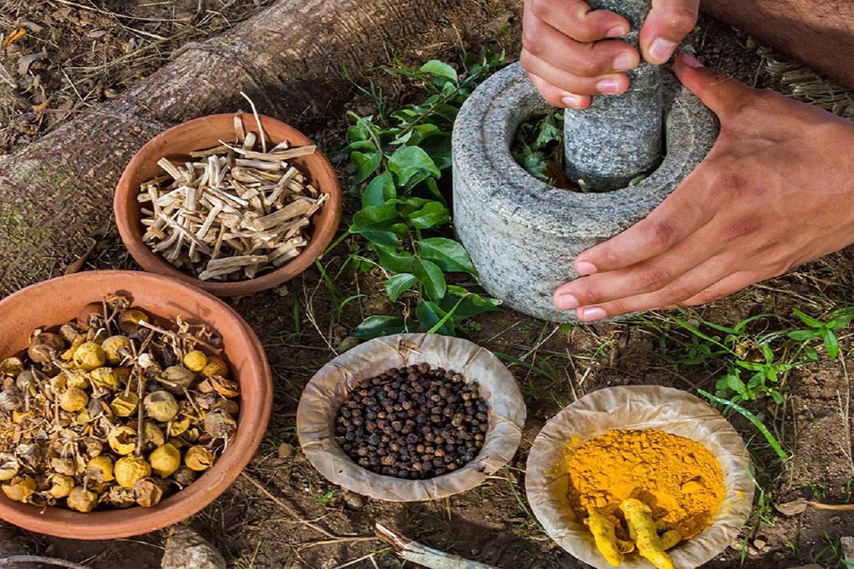 Ayurvedic Herbs Side Effects: इन 4 आयुर्वेदिक चीजों के भी हैं नुकसान, इस्तेमाल करने से पहले जानें इनके साइड इफेक्ट्स