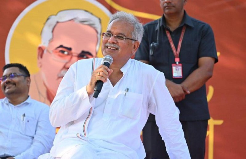 इमली की छांव में बैठकर चौपाल लगाते मुख्यमंत्री