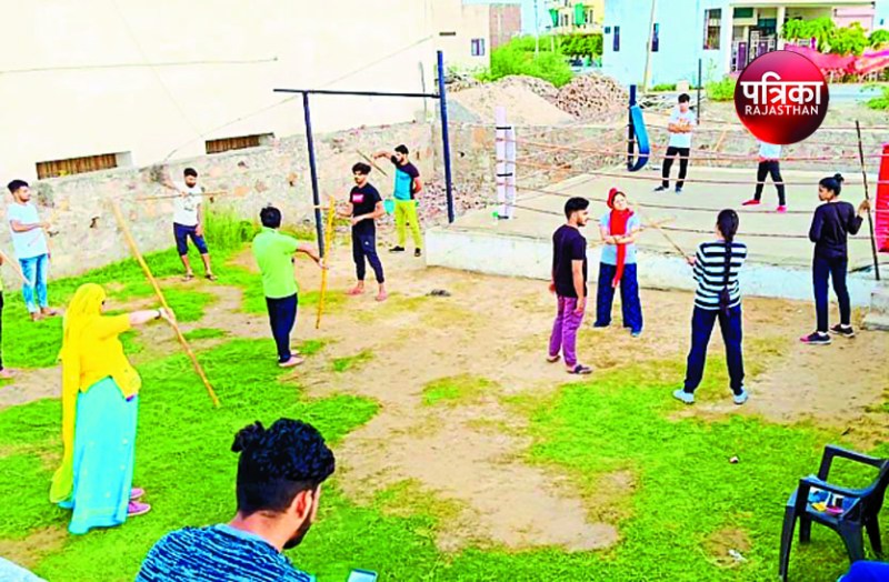 व्यायाम शाला में युवक-युवतियां सीख रहे आत्मरक्षा के गुर