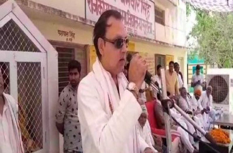 ...गर्मी में मत घूमो, काम कराना है तो जूते से कराना सीखो