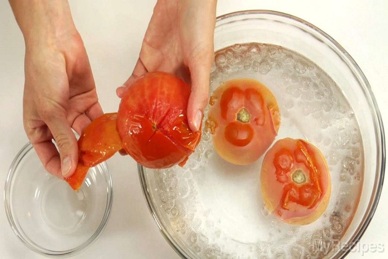 टमाटर के छिलके को बेकार समझ के फेंकने की गलती न करें, सेहत को हो सकते हैं ये 4 स्वास्थ्य लाभ