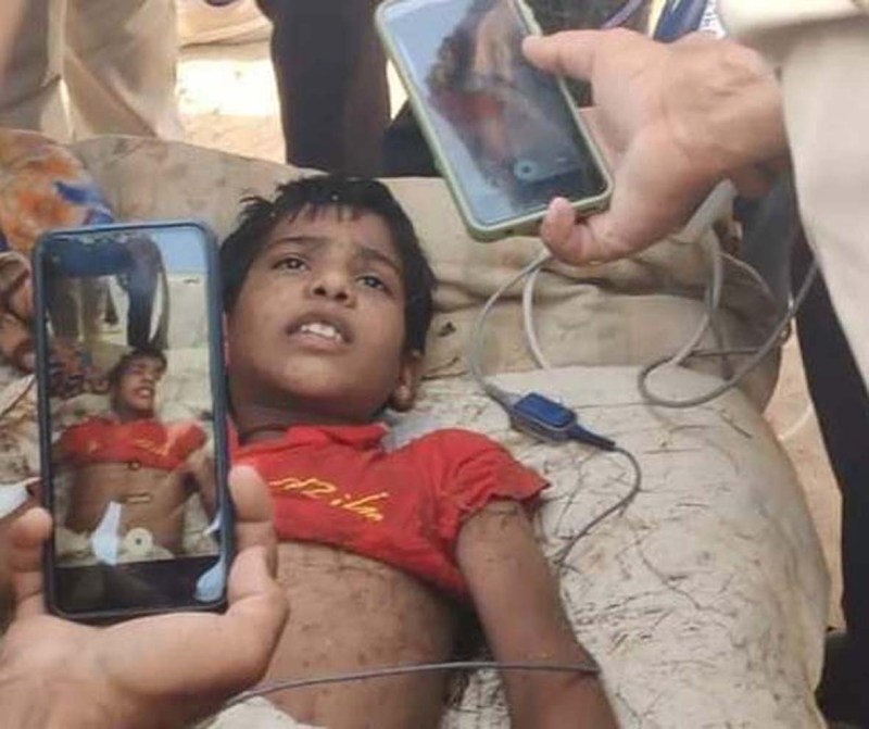 तवाव गांव के सोमता रोड ग्रेवल सडक़ से सटे एक कृषि फार्म पर गुरूवार दोपहर को एक 12 वर्षीय का बालक बंद बोरवेल में गिर गया। उस दौरान घर के सभी परिजन गांव में आयोजित प्रतिष्ठा महोत्सव में शिरकत करने के लिए पहुंचे थे। पीछे से बालक घर पर अकेला था।