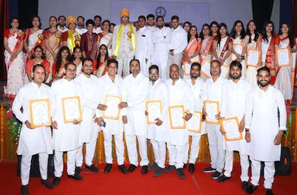 अपनी क्षमताओं से गांवों में ग्रामीणों के दर्द करें दूर