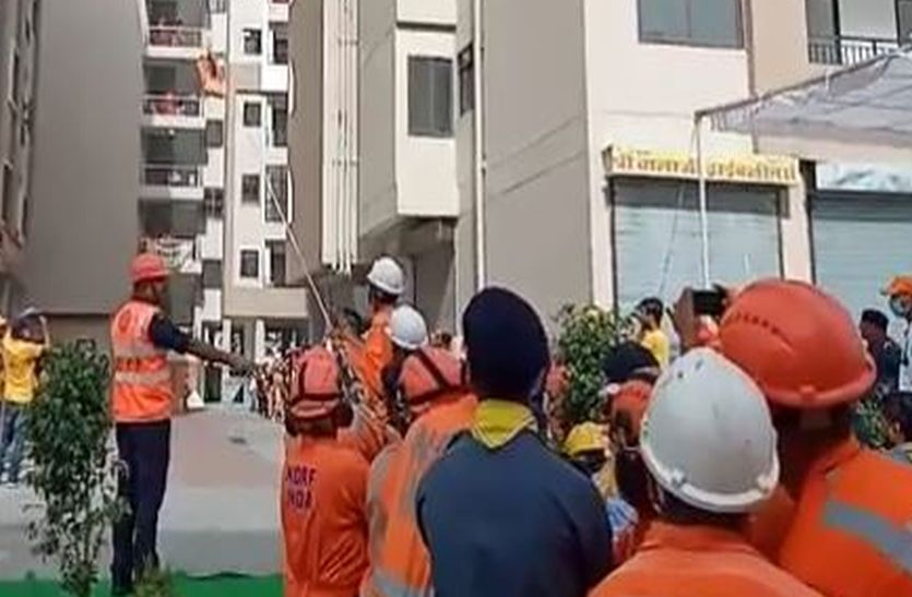 VIDEO: भूकंप के साथ आवासीय बिल्डिंग में लगी आग, कई लोग फंसे, एनडीआरएफ के साथ दौड़ी एंबुलेंस व फायर ब्रिगेड