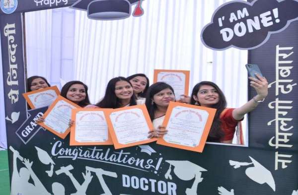 अपनी क्षमताओं से गांवों में ग्रामीणों के दर्द करें दूर