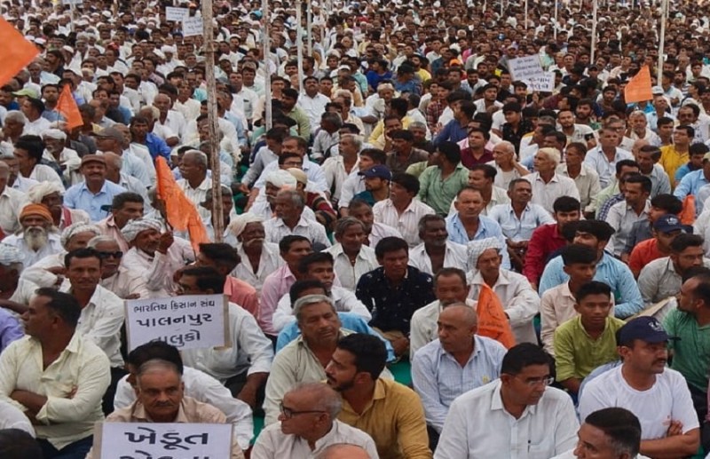 Gujarat: इस मुद्दे को लेकर 125 गांवों के करीब 20 हजार किसानों ने निकाली रैली
