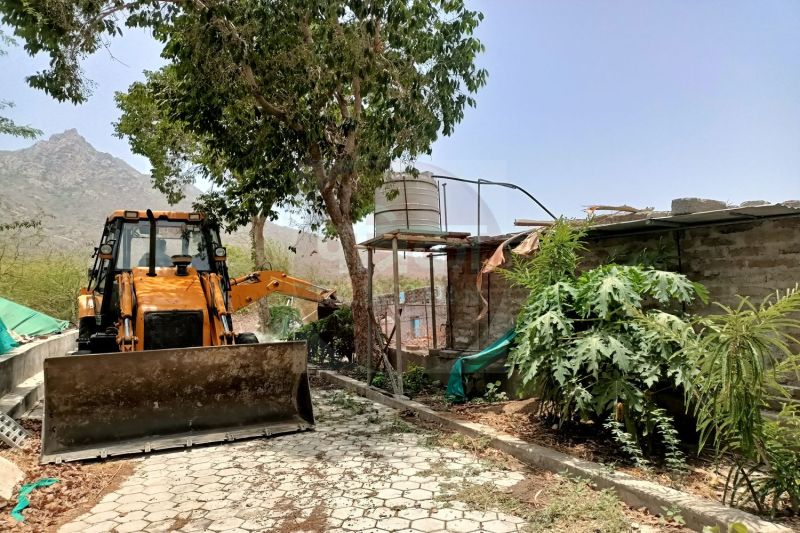 वन विभाग ने तलहटी में अतिक्रमणों पर चलाया पीला पंजा, एक बहुमंजिला इमारत को किया सीज