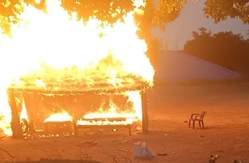 अवैध खननकर्ताओं ने रॉयल्टी नाके में लगाई आग, की मारपीट