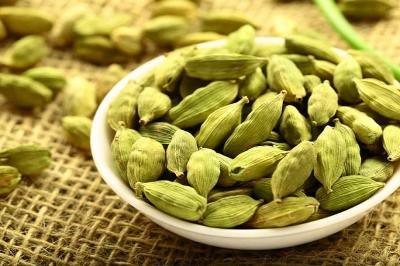 Side Effects of Cardamom: इलायची के अधिक सेवन करने से हो सकती हैं स्वास्थ्य से जुड़ी कई समस्या, जानें इसके साइड इफेक्ट्स
