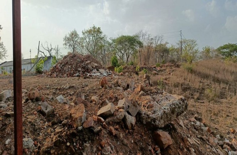 लहारपुर डैम में रोजाना पांच ट्रक मलबा भरा जा रहा, कौन कर रहा, जिम्मेदारों को पता ही नहीं