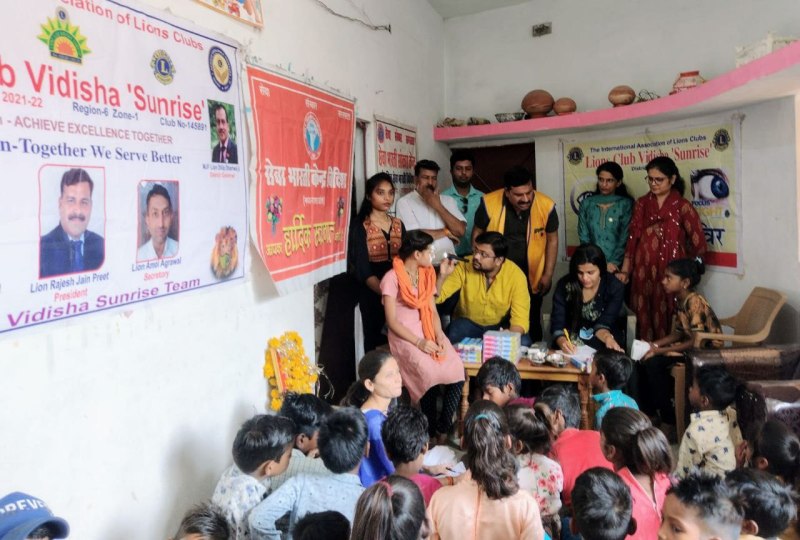 शिविर में 70 बच्चों के दांतों व आंखों की हुई जांच
