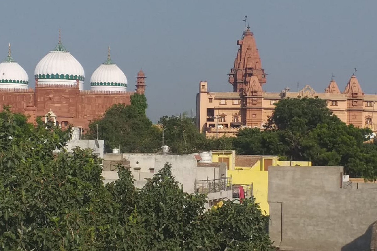 Mathura Shahi Eidgah Dispute: मस्जिद की सीढ़ियों के नीचे दबी है ठाकुर जीं मूर्ति, दावे के समर्थन में दिया ऐतिहासिक सबूत