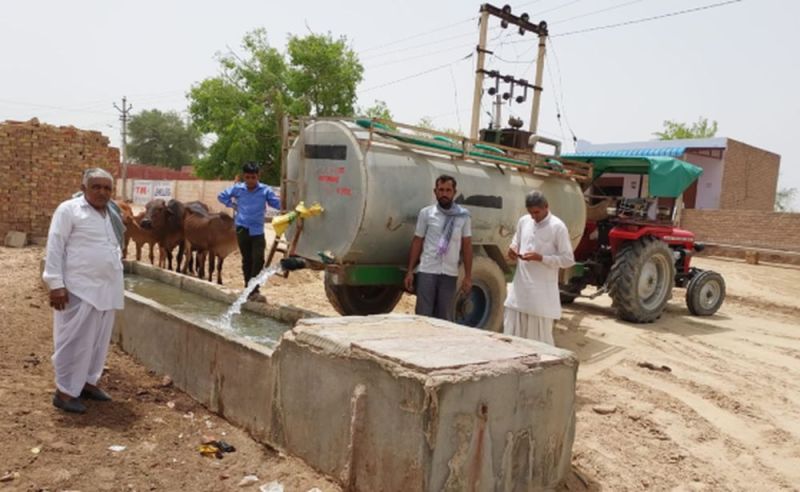 जल संकट पर निजी खर्च से सरपंच घर-घर भेज रही पानी का टैंकर