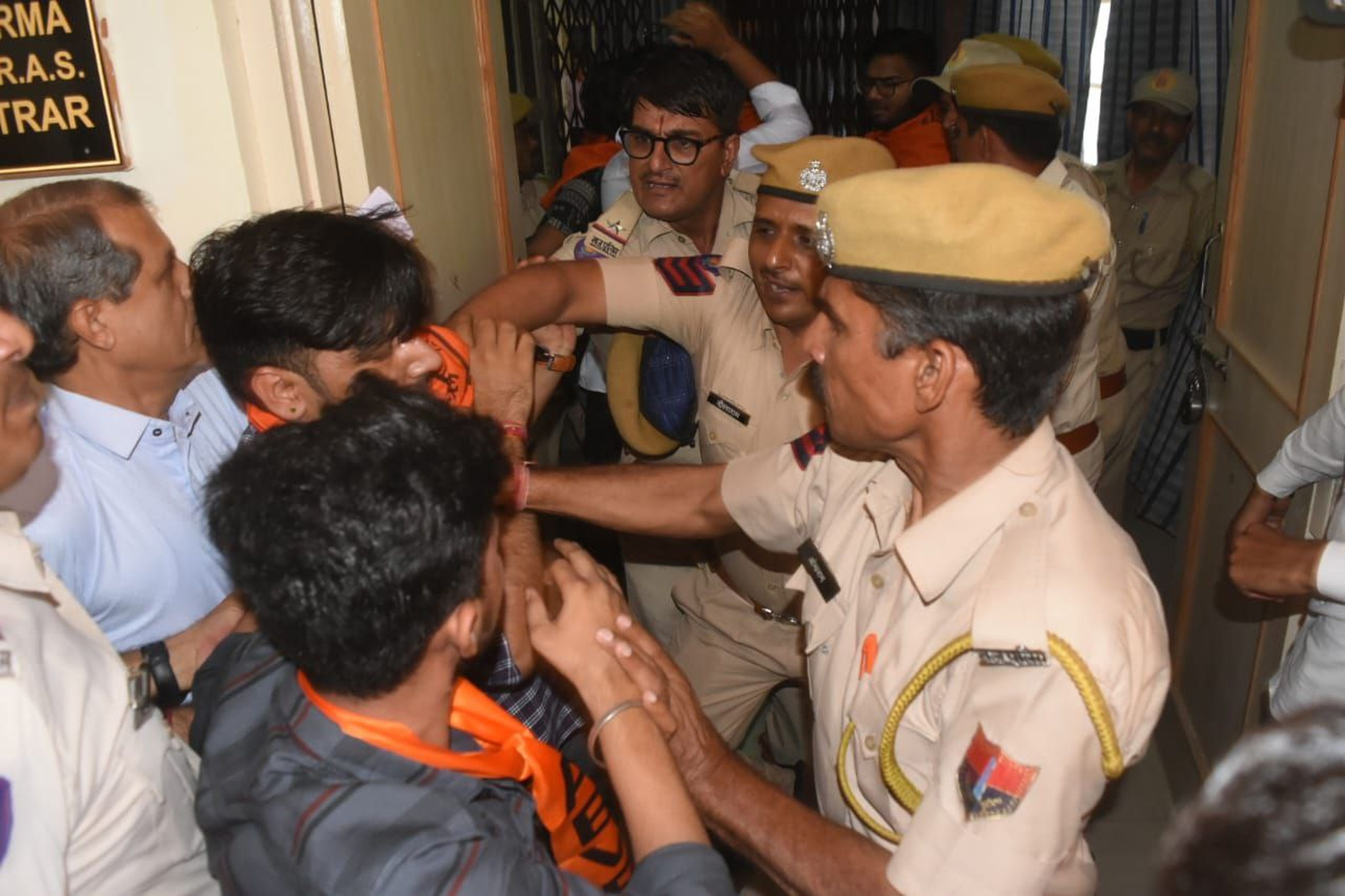 Video: जेएनवीयू में एबीवीपी का लगातार चौथे दिन प्रदर्शन, पुलिस के साथ धक्का-मुक्की