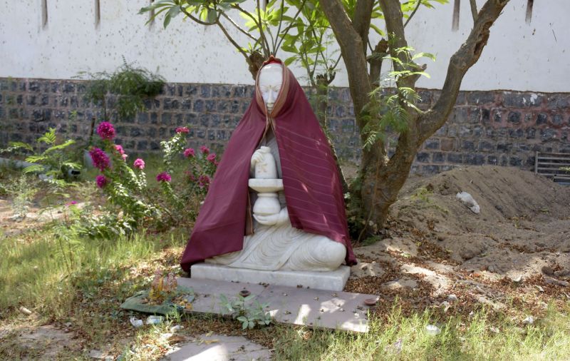 हे मां! माफ करना इन नादानों को...