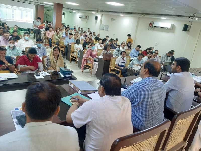 Meerut District health committee meeting : आयुष्मान गोल्डन कार्ड की कम प्रगति पर जिलाधिकारी ने जताई नाराजगी