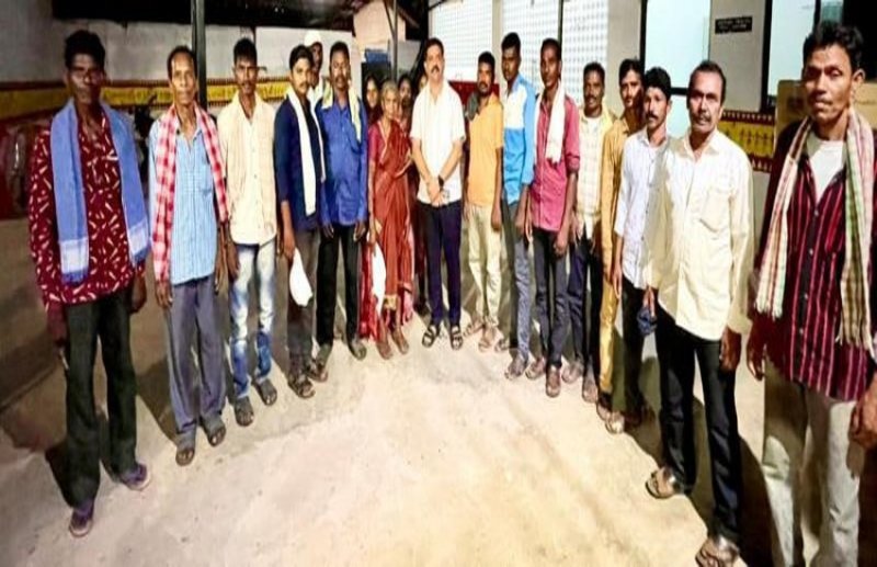 विधायक विक्रम मंडावी से मुलाकात करने पहुंचे कोत्तापल्ली के ग्रामीण।