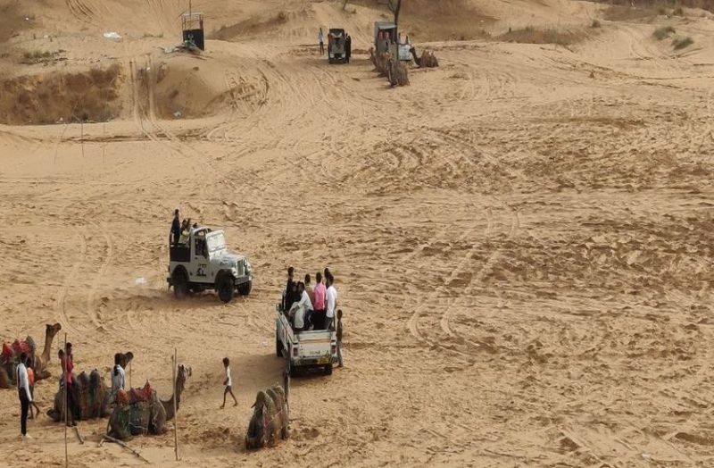 खतरे के बीच डेजर्ट सफारी, बिना रजिस्ट्रेशन के दौड़ा रहे वाहन