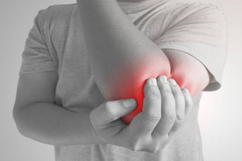 लगातार करते हैं कंप्यूटर व लैपटॉप में काम तो हो सकते हैं टेनिस एल्बो का शिकार, जानिए कारण और इसके लक्षणों के बारे में