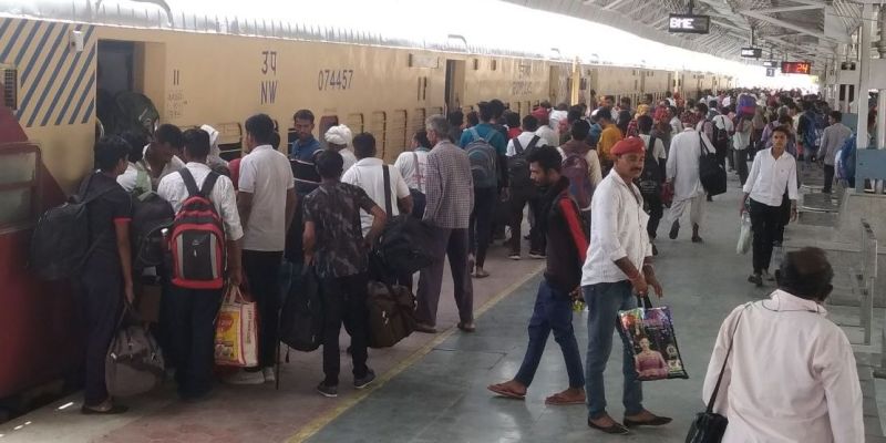 railway...लम्बी वेटिंग लिस्ट, नहीं मिल रही रेल में  कन्फर्म सीट