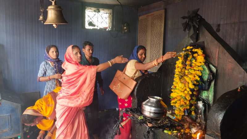 शनि देव की भक्ति में लीन हुए भक्त