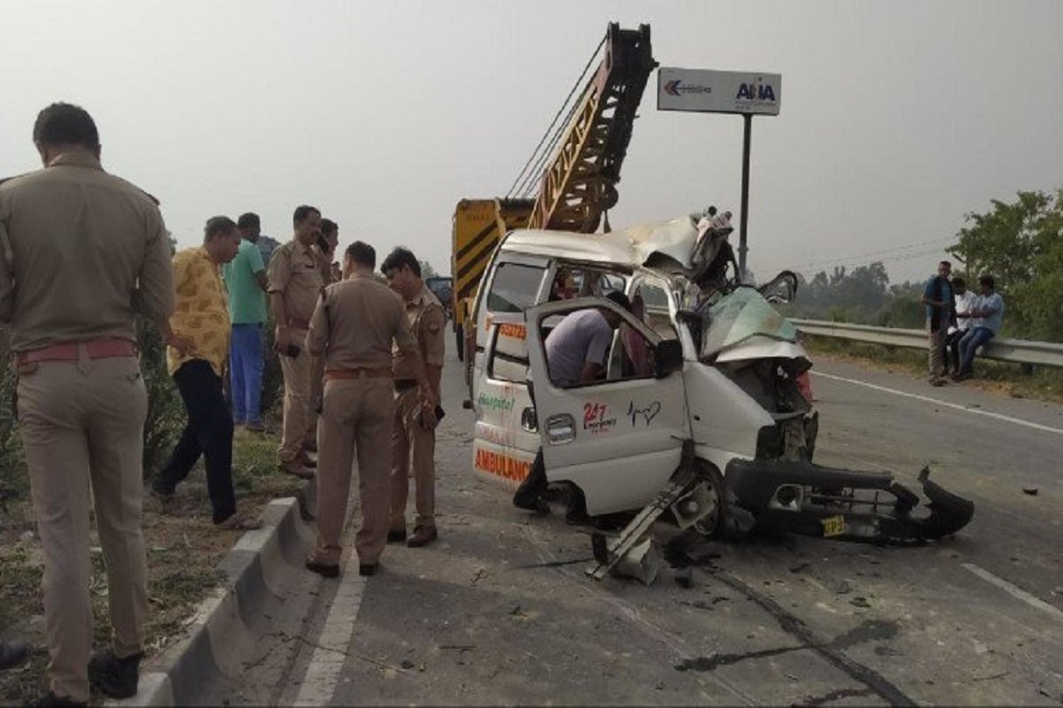 Bareilly Road Accident: एंबुलेंस और कैंटर की भीषण टक्कर में सात लोगों की दर्दनाक मौत, सीएम योगी ने जताया शोक