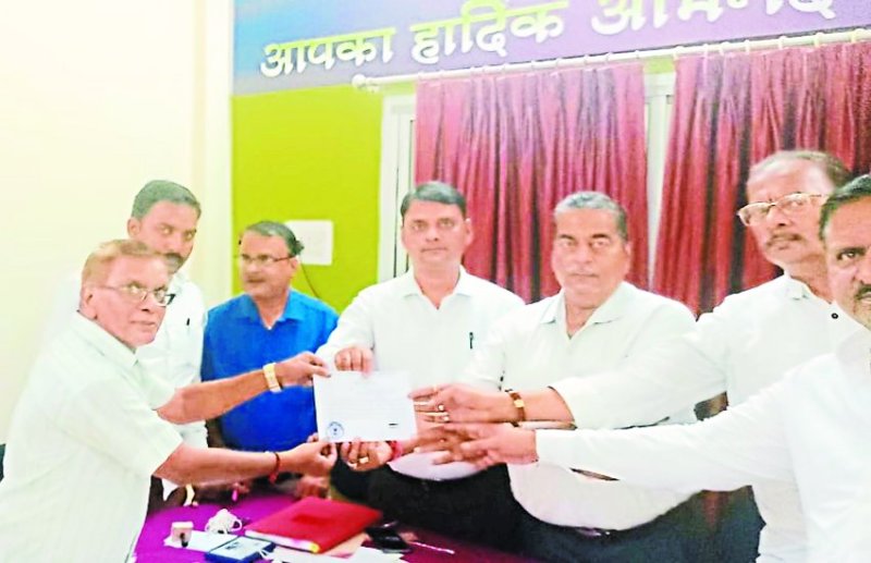 साहूकारी लाइसेंस लेने के लिए शाम तक जुटे सराफा कारोबारी