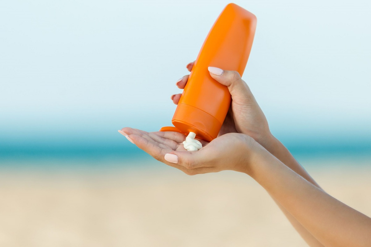 Skin Care Tips: धूप से बचाव करने के लिए रोजाना लगाएं सनस्क्रीन, स्किन की समस्याएं होंगी दूर