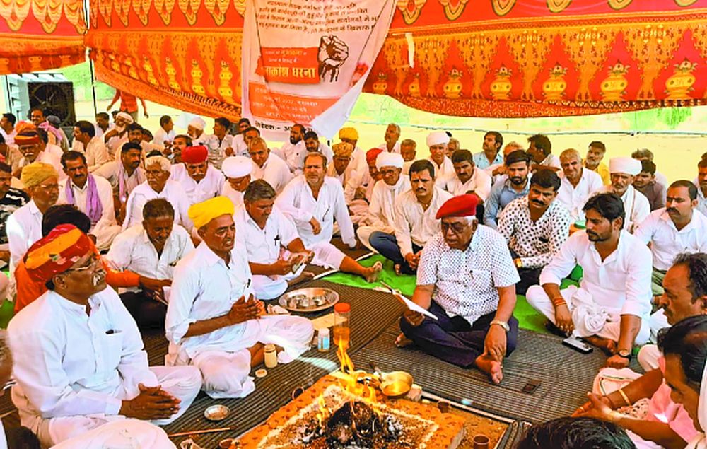 मुआवजे के लिए नौ घंटे टोल के पास डटे रहे पूर्व मंत्री भाटी