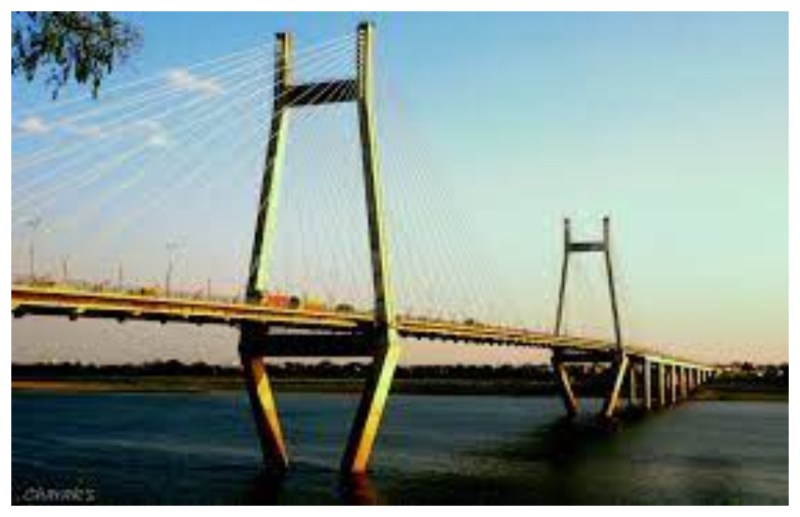 बहन से विवाद करके युवती जान देने पहुंची नैनी पुल, बातों ही बातों में युवक ने बचाई जान, देखें वीडियो