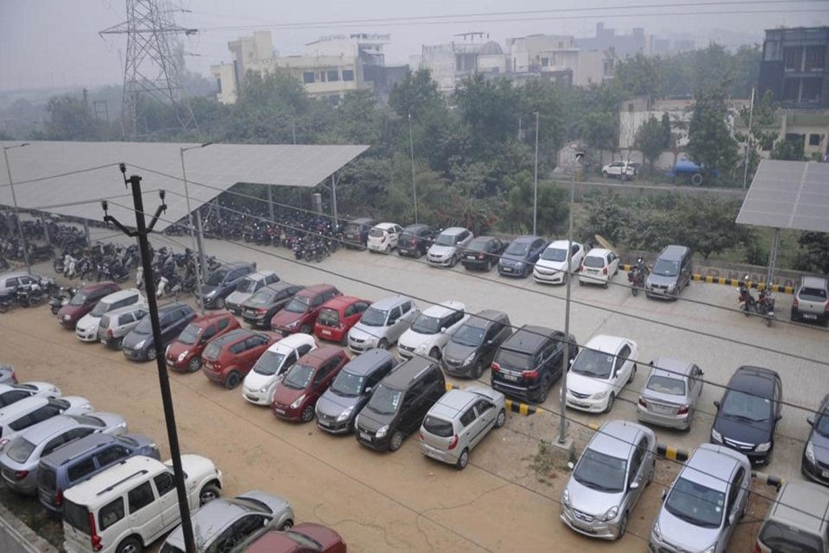 Noida Parking Rates Decrease: नोएडा में आज से कम हुए पार्किंग रेट, घंटों गाड़ी खड़ी करने पर भी देने होंगे बस इतने रुपए