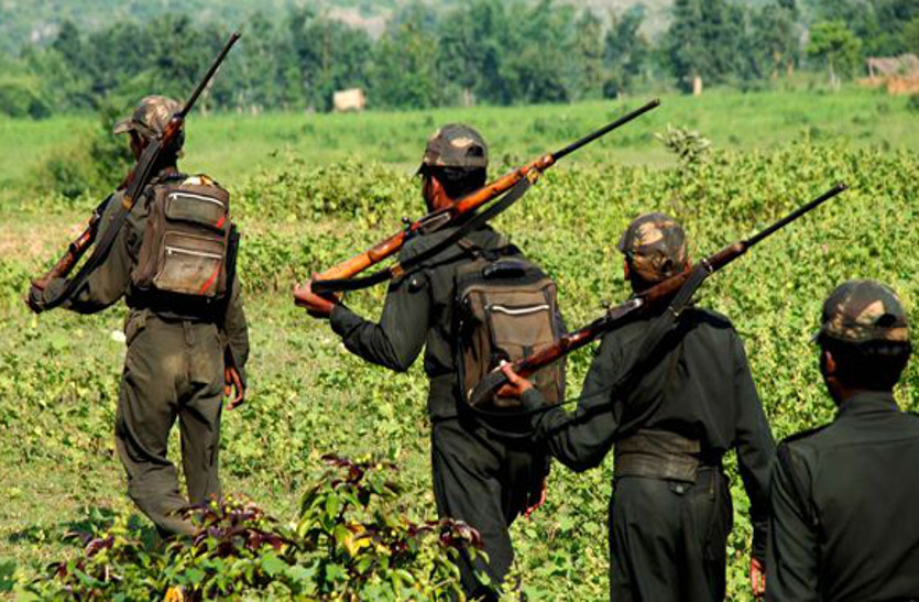 नक्सलियों ने फिर लगाए बैनर