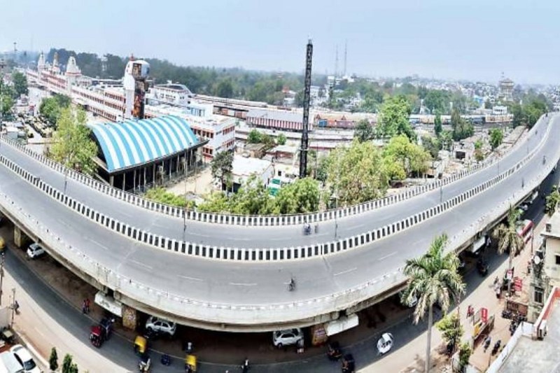 वाराणसी में फ्लाइओवर के नीचे नाइट मार्केट