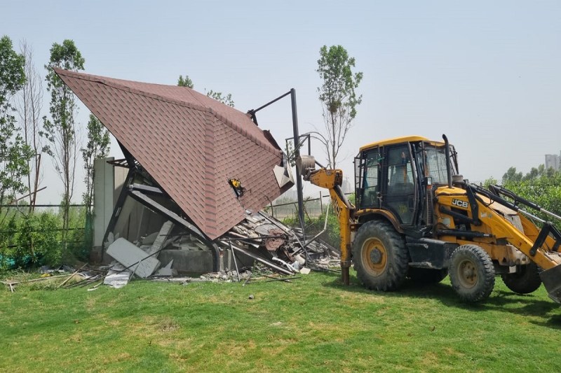 नोएडा में घूम रहा बाबा का बुलडोजर, एक साथ 62 फॉर्म हाउस ध्वस्त करा बड़ें-बड़ों के छुड़ाए छक्के