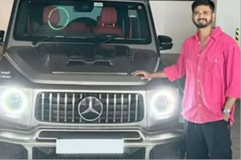 shreyas_iyer_with_his_new_car.jpg