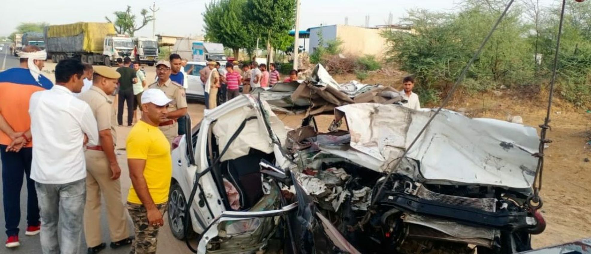 सड़क पर खड़े ट्रॉले में घुसी कार, खाटूश्यामजी आ रहे तीन छात्रों की मौत