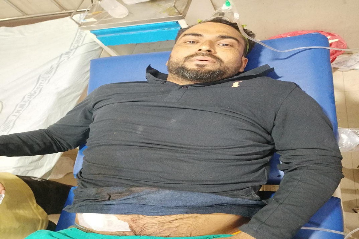 अलीगढ़: मामूली विवाद पर बदमाशों ने पत्रकार को मारी गोली, JNMC में कराया गया भर्ती