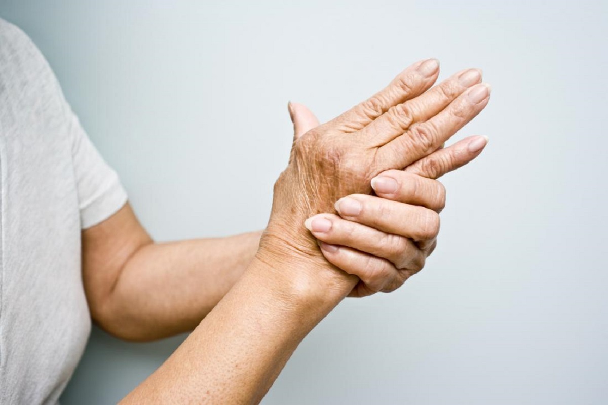हाथों में महसूस होती है ऐसी समस्याएं हो सकता है आर्थराइटिस का संकेत, इसे नजरअंदाज करने की न करें गलती