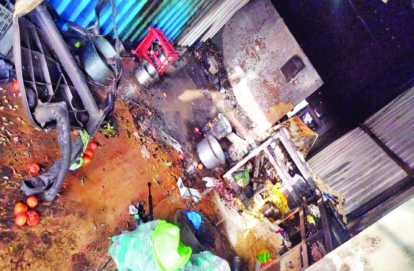 रेस्टोरेंट में खाना बनाते समय भभकी आग, दीवार तोड़कर अंदर फंसे तीन लोगों को निकाला बाहर