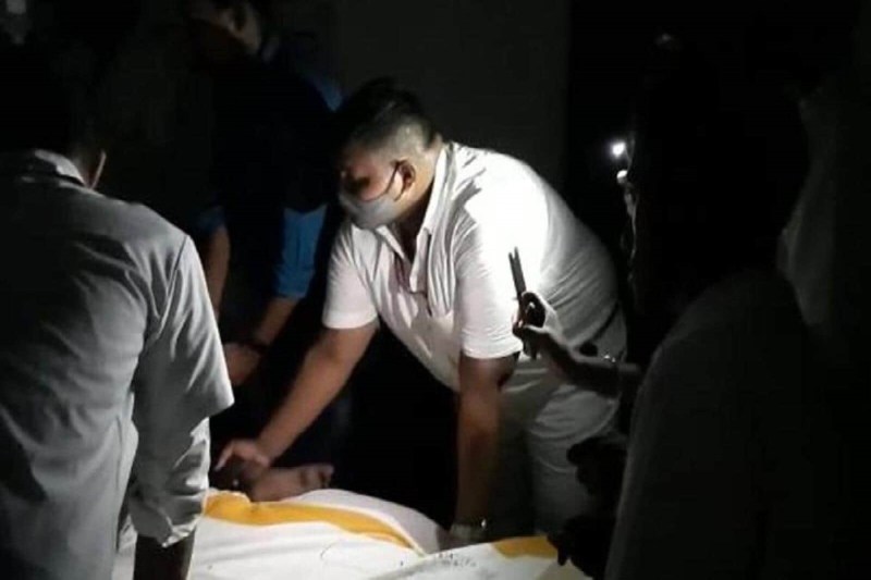 बिहार के अस्पताल में बिजली हुई कट, डॉक्टरों को स्मार्ट फोन की लाइट पर करना पड़ रहा इलाज
