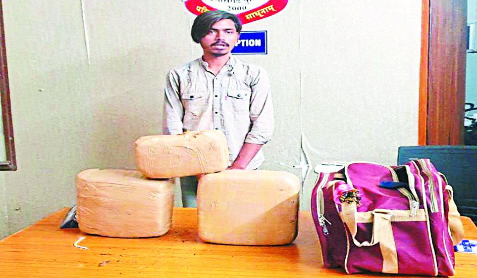 भाठागांव बसस्टैंड में 15 किलो गांजा लेकर दिल्ली जा रहा तस्कर गिरफ्तार
