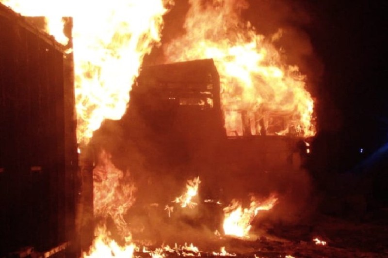 कासगंज में उठी चिंगारी ने 75 परिवारों की खुशियां छीनी, मासूम समेत आधा दर्जन बेजुबान जिंदा जले