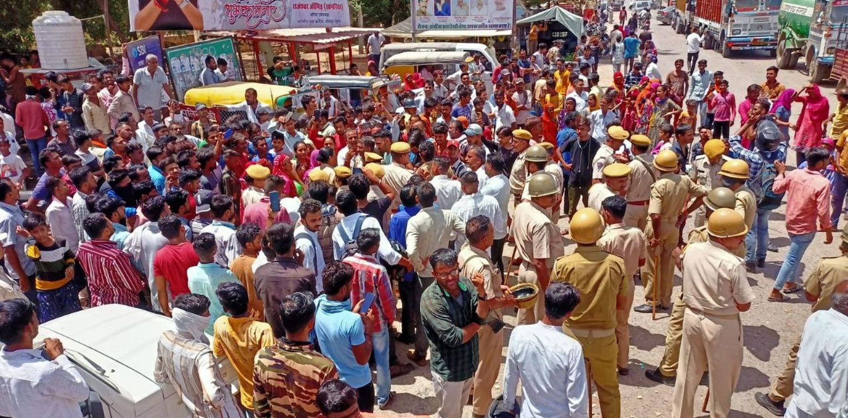 Water Crisis: लोगों ने की सड़क जाम, पुलिस को भांजनी पड़ी लाठियां, ये है वजह