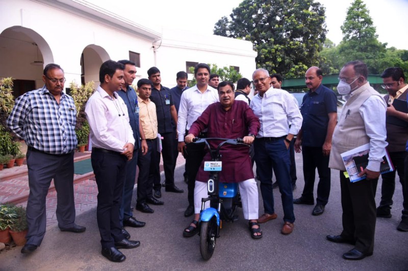 nitin_gadkari_drives_yulu_bike-amp.jpg