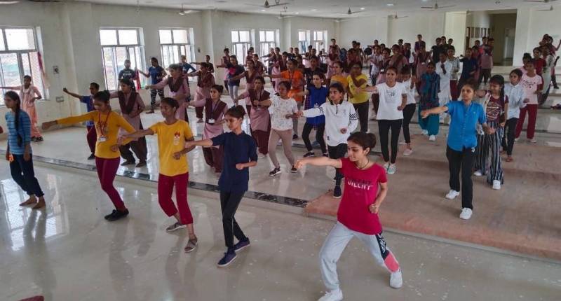 Self defense training given महिलाओं व बालिकाओं को दिया आत्मरक्षा प्रशिक्षण