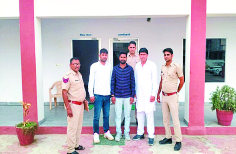 Gangster Clean Bold Campaign: - गैंगस्टर क्लीन बोल्ड अभियान: दो हिस्ट्रीशीटर सहित तीन को दबोचा