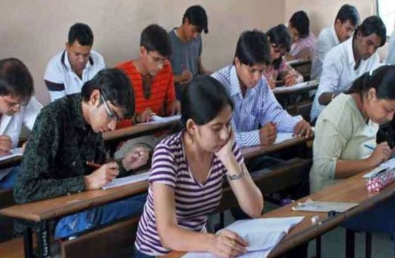 9 वर्षों से सेट परीक्षा से सोशल डिस्टेंस