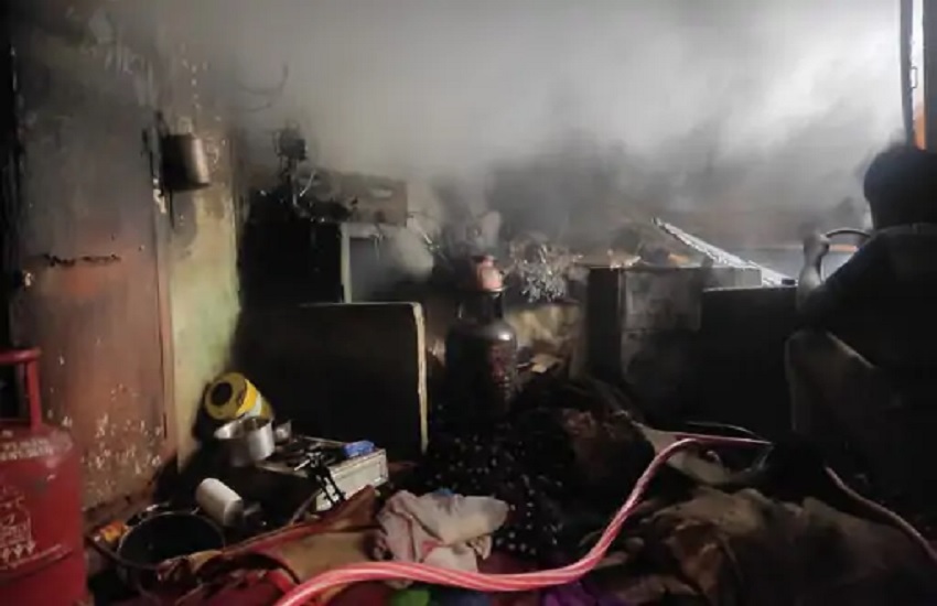 वाराणसी के सूतटोला मोहल्ले के चार मंजिले मकान में लगी आग,  जल मरी वृद्धा