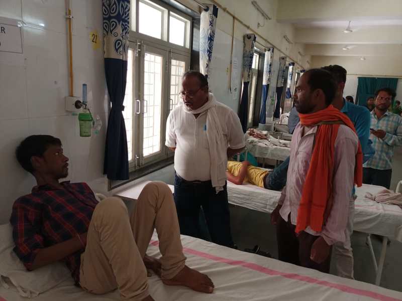 अस्पताल चौकी प्रभारी मरीज से चर्चा करते हुए