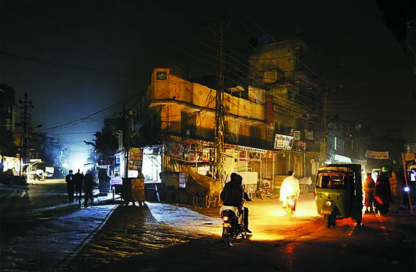 घोर बिजली संकट से हलकान पाकिस्तान, ऑफिसों पर ताले